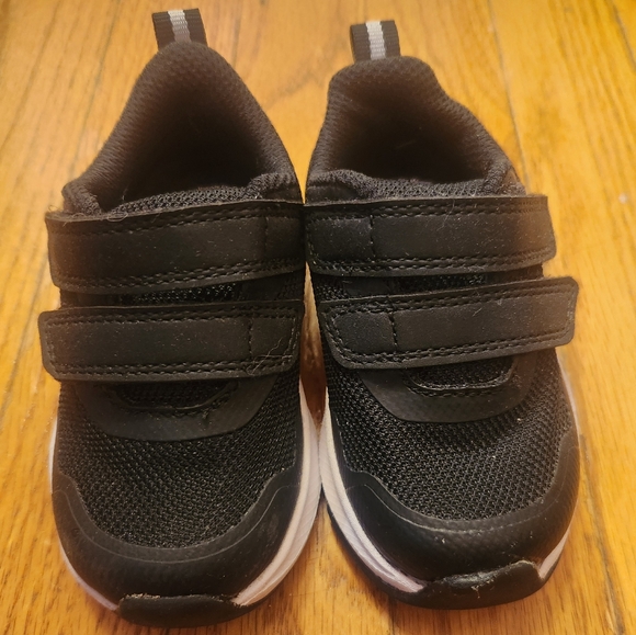 GUC Athletic Works unisex size 4 Baby shoes black/white boy or girl - Picture 3 of 3